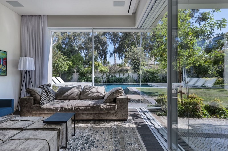 זכוכית מאפשרת לנוף להיכנס אל פנים הבית.